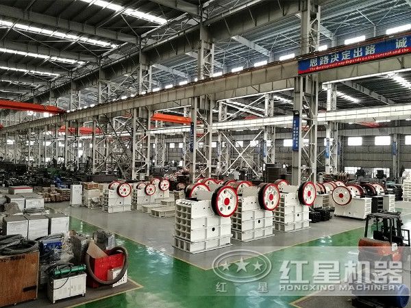 時(shí)產(chǎn)50噸，出料0.2-0.3mm的大理石制砂機(jī)車(chē)間一角