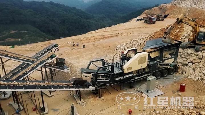 石灰石移動破碎生產(chǎn)線現(xiàn)場，配移動顎破機(jī)