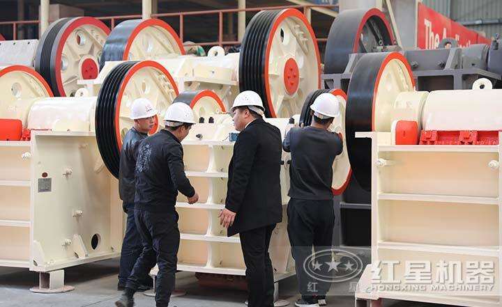 客戶到場參觀，專業(yè)技術(shù)人員全程講解