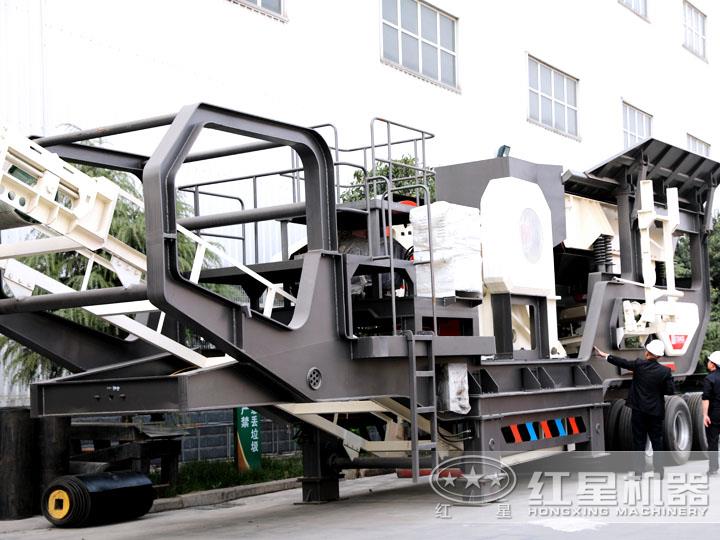 輪胎移動(dòng)破碎站配鄂式破碎機(jī)，時(shí)產(chǎn)50-500t/h