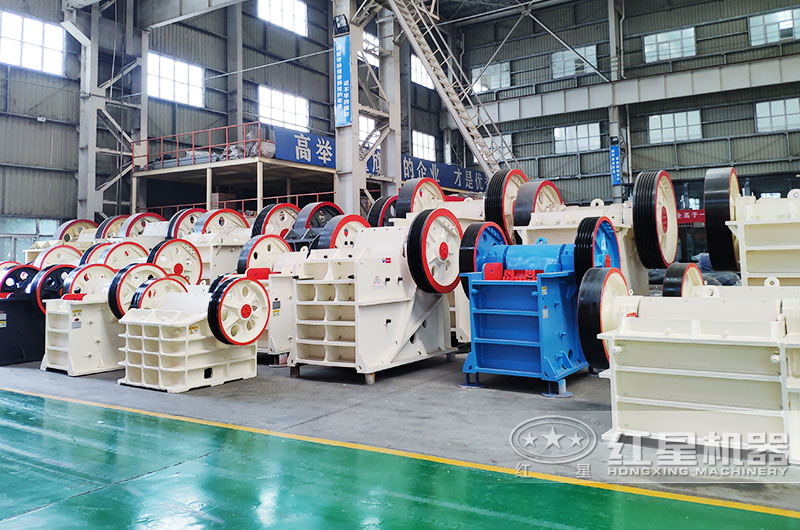 鄂式破碎機(jī)實(shí)拍，粗碎力度強(qiáng)